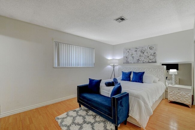 Building Photo - Beautiful single-story custom home featuri...