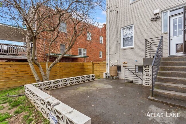 Building Photo - Professionally Managed  & Recently Renovat...