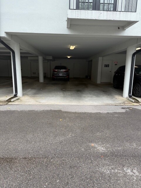 2 car tandem parking - 4202 W End Ave