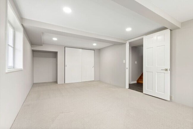 Building Photo - Sunny Air Conditioned Mercer Island Charmer!