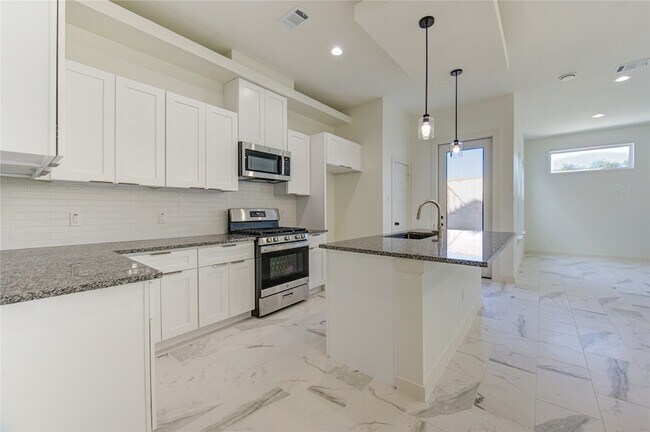 Building Photo - 2928 El Fenice Ln