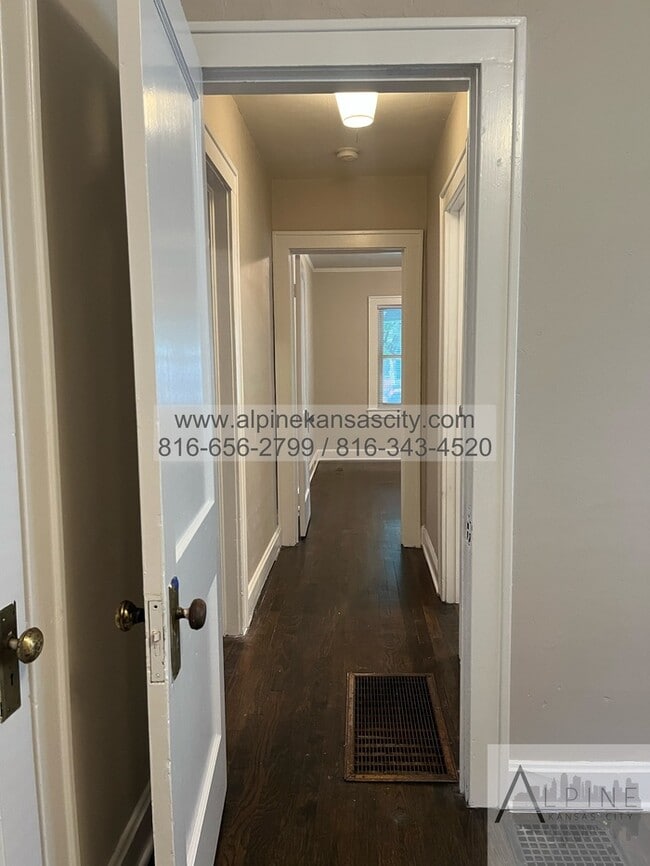 Building Photo - Updated Bungalow, Vouchers OK