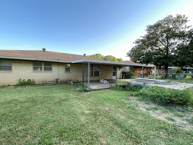 Building Photo - 905 Cottonwood St