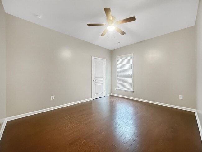 Building Photo - 813 Firefly Ct