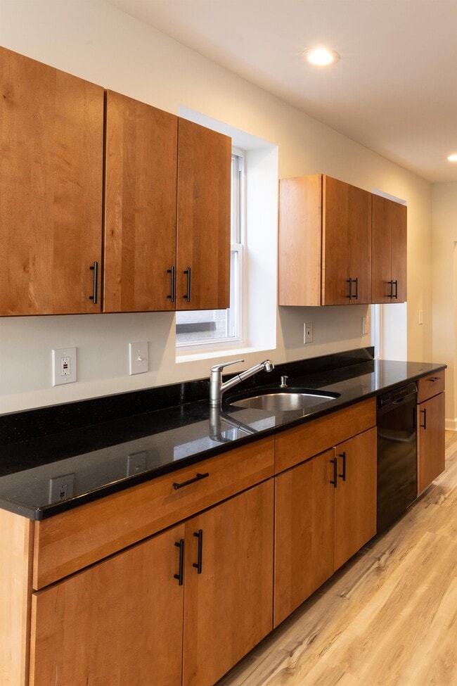 Building Photo - 704 S Highland Ave