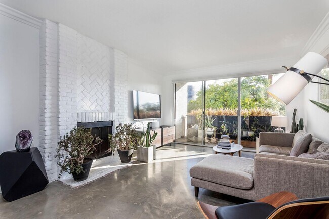 Building Photo - 166 S Hayworth Ave