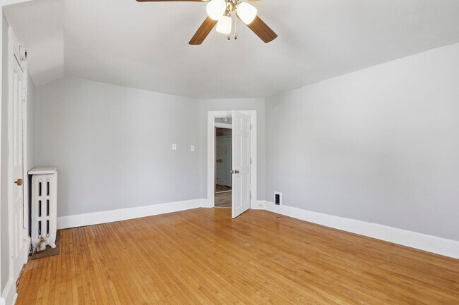 Building Photo - 5 Bedroom House in Manitowoc