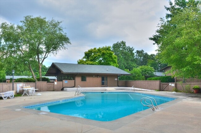 Building Photo - Cute, Spacious 3 BD Townhouse Near UNC and I-40!