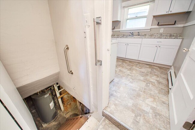 Building Photo - Adorable Guest Cottage in the North End!