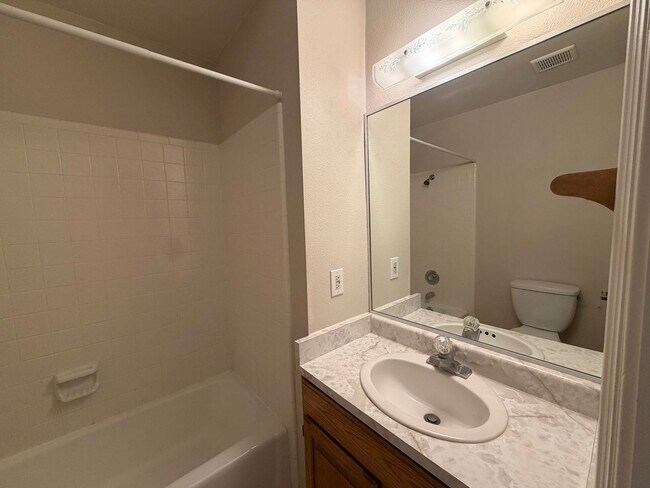 Building Photo - DARLING TWO BEDROOM FOR RENT!