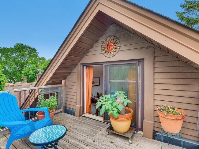 Building Photo - 3732 16th Ave S