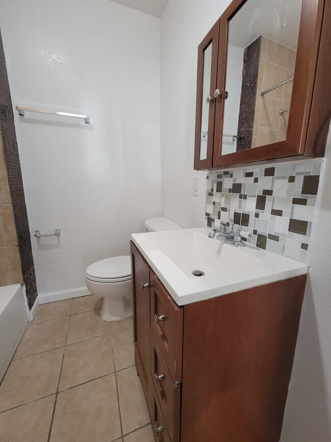 Building Photo - 1315 W 101st St