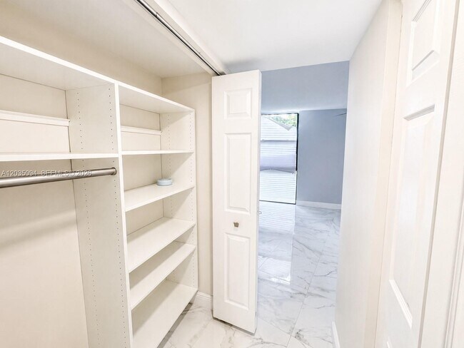 Building Photo - 3301 N Country Club Dr