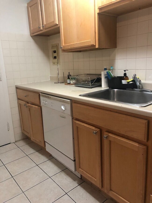 Building Photo - Amazing 2 bed in Allston 5 min away from Brookline... BROKER FEE PAID BY LANDLORD