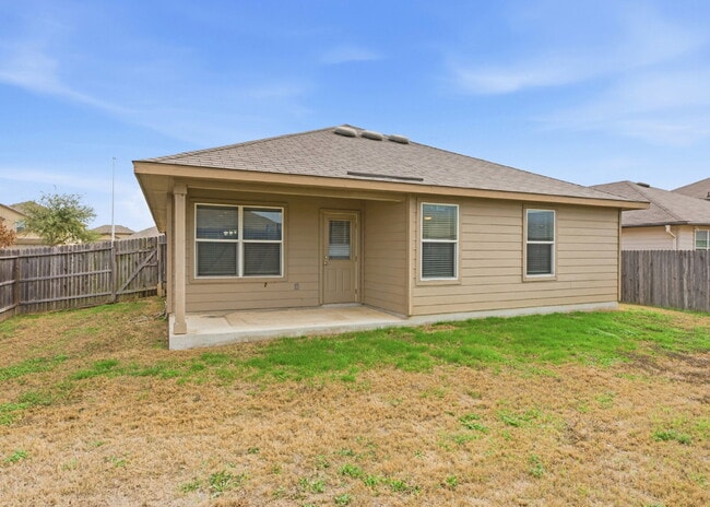Building Photo - Spacious 4 Bedroom Home with Covered Patio in Red River Ranch