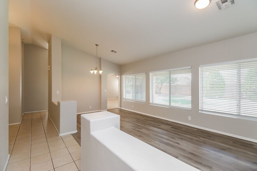 Building Photo - 3329 E Wahalla Ln