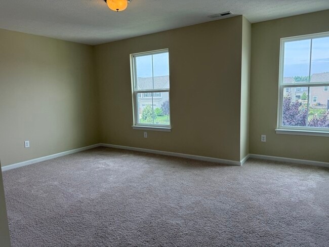 Building Photo - Spacious 4 beds 2.5 baths in Lewis Center!