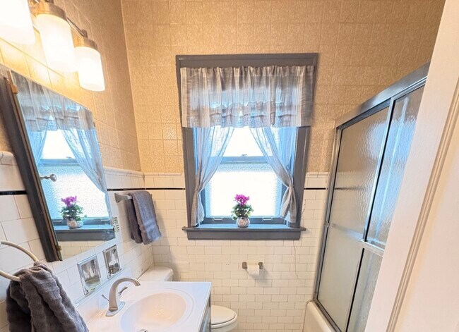 Building Photo - 6652 N Campbell Ave