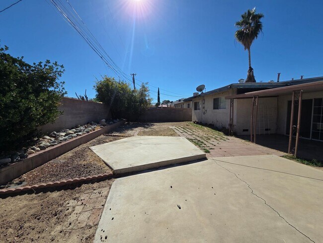 Building Photo - Newly available