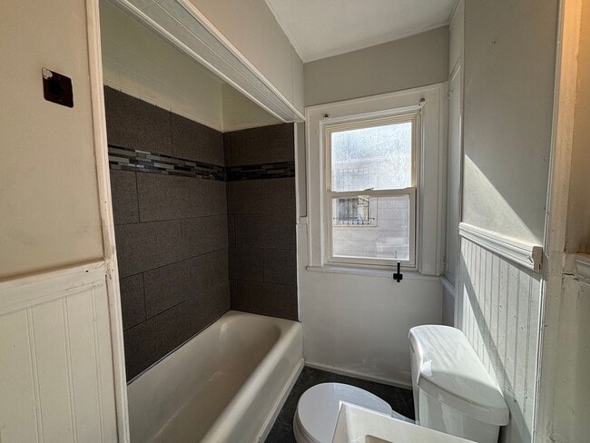 Building Photo - Spacious 2BR + Den with Huge Deck & Hardwood Floors