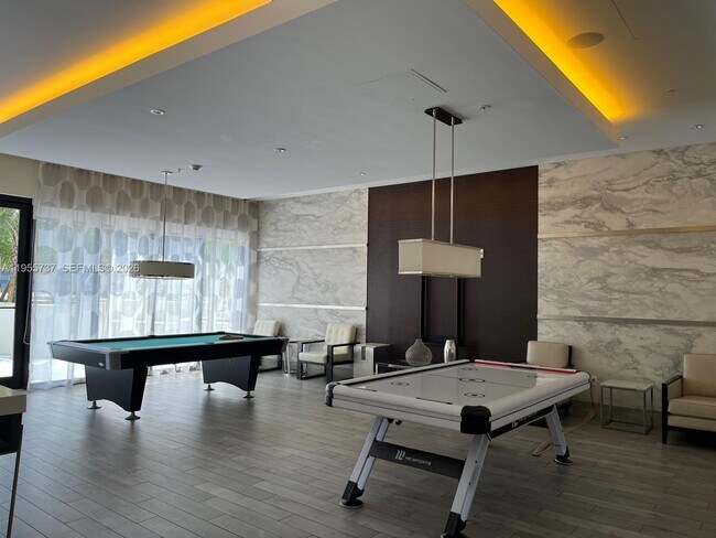 Building Photo - 999 SW 1st Ave