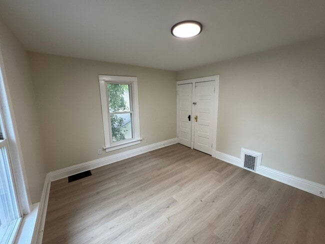 Building Photo - 4 bedroom with bonus room, 3 full bathrooms in Davenport