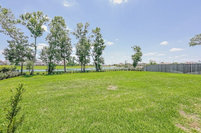 Building Photo - 10334 Fountain Shore Dr
