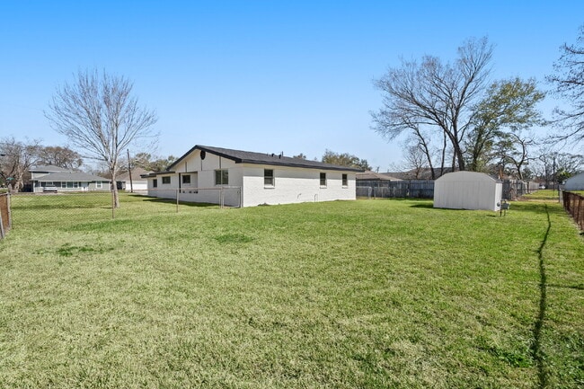 Building Photo - Newly Renovated 4/5 Bed 2 Bath in South Houston!
