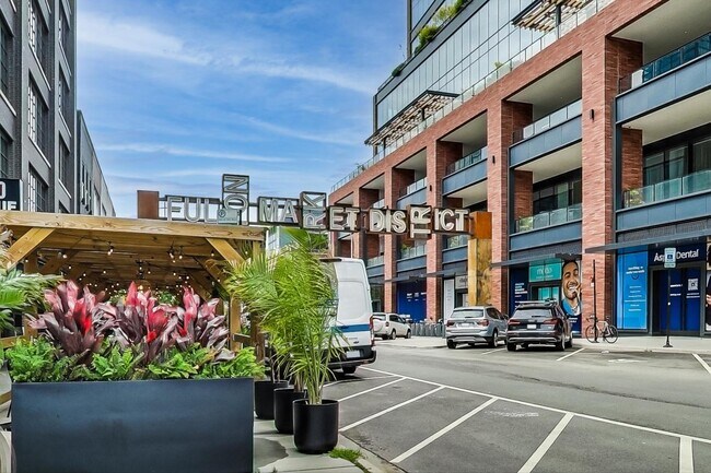 Building Photo - 740 W Fulton St