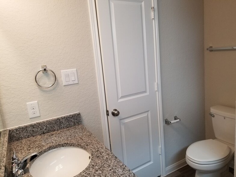 Building Photo - 210 Holland Pk