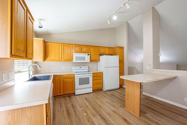 Building Photo - 3 Bedroom / 2 Bath Tri-Level Home Located ...