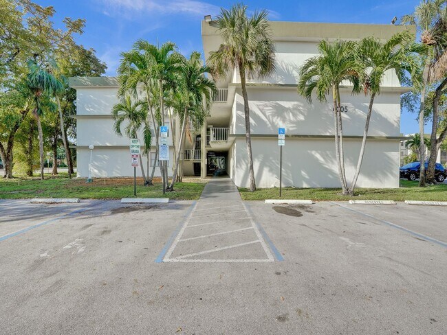 Building Photo - Renovated & Updated 2 Bed/2 Bath Condo with Patio – Prime Springcrest Location!