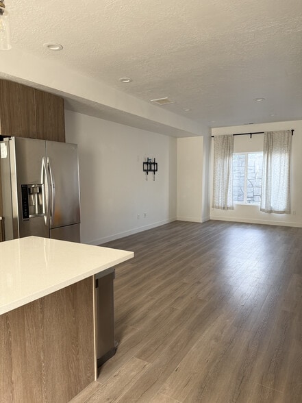 Building Photo - 620 N Orchard Dr