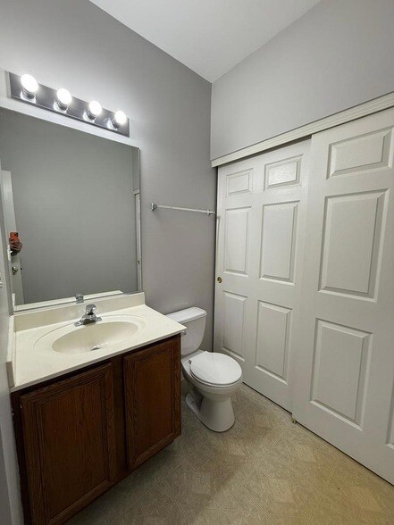Building Photo - 1624 Fieldstone Dr N