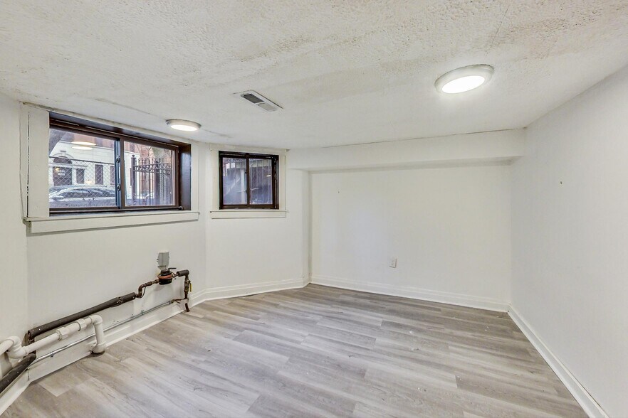 Building Photo - 3554 N Wilton Ave