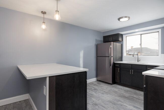 Building Photo - 568 Kenmore Ave