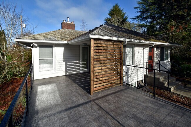Building Photo - 7605 Sunset Cir W
