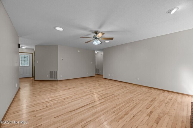 Building Photo - 506 River Rd