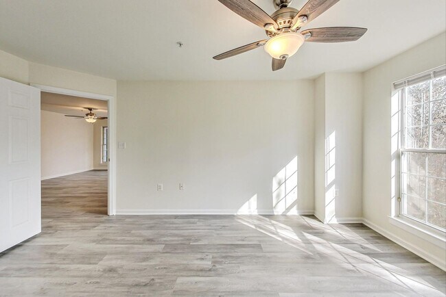 Building Photo - Renovated 2BD/2BA with 1 Reserved Parking ...