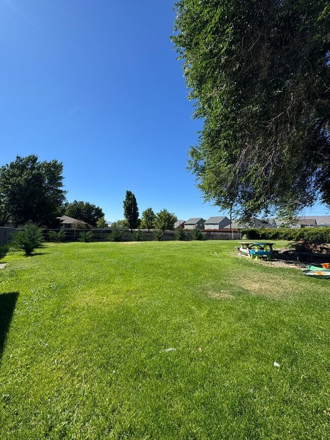 Building Photo - Expansive & Modern 4-Bedroom Home for Rent