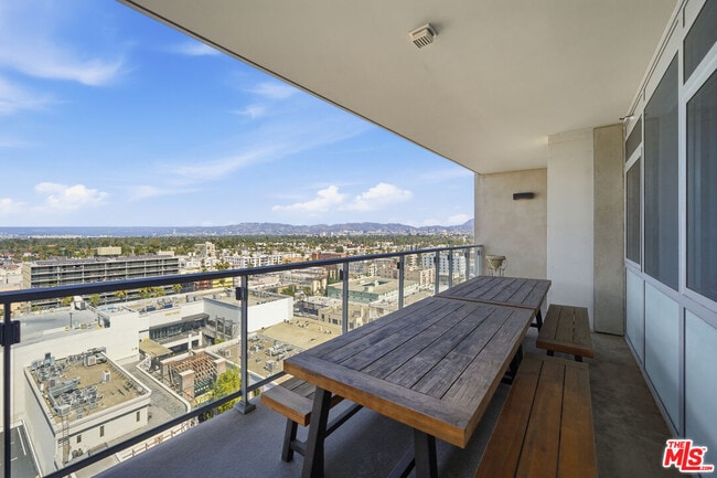 Building Photo - 3785 Wilshire Blvd