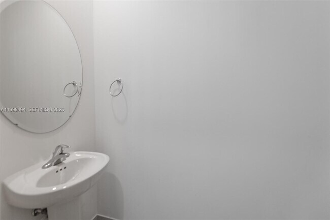 Building Photo - 640 NE 207th St