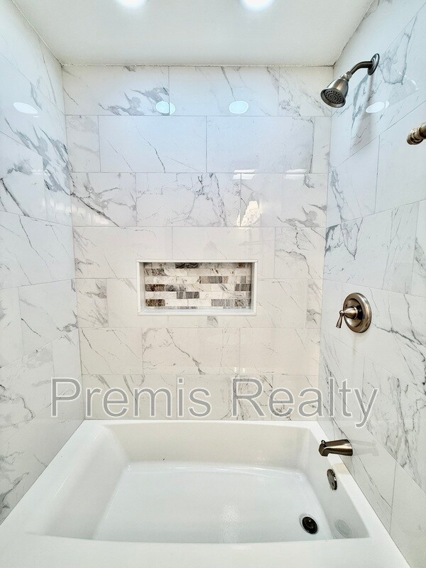 Building Photo - 957 Weathersfield Dr