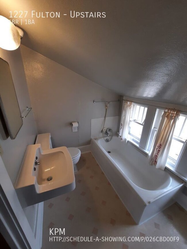 Building Photo - 1 BEDROOM | 1 BATH | ATTIC APARTMENT | CEN...