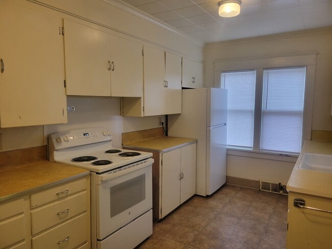 Building Photo - 745 Edith St