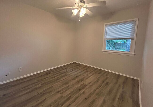 Building Photo - Fabulous 3 bedroom Ranch