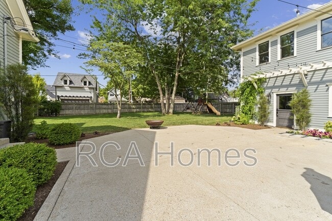 Building Photo - 1321 N Beville Ave
