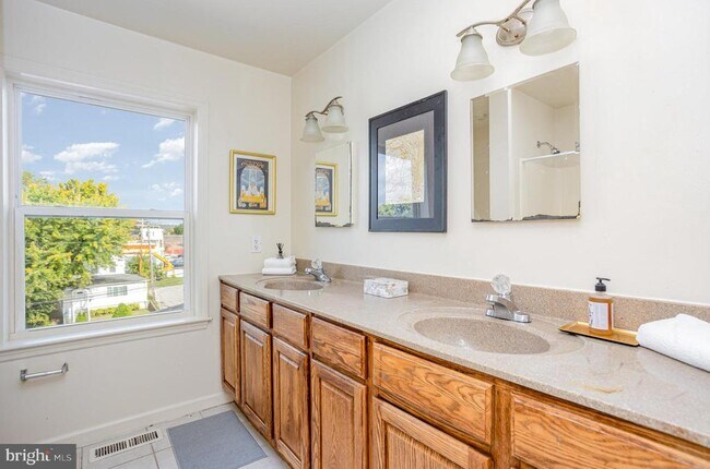 Building Photo - 5235 Crowson Ave