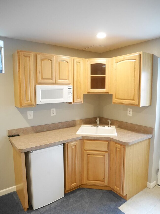 Building Photo - Spacious & Stylish 4-Bedroom Home with Fin...