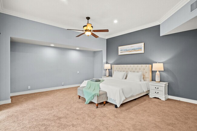 Building Photo - Elegant 5BR Furnished Estate with Pool & G...